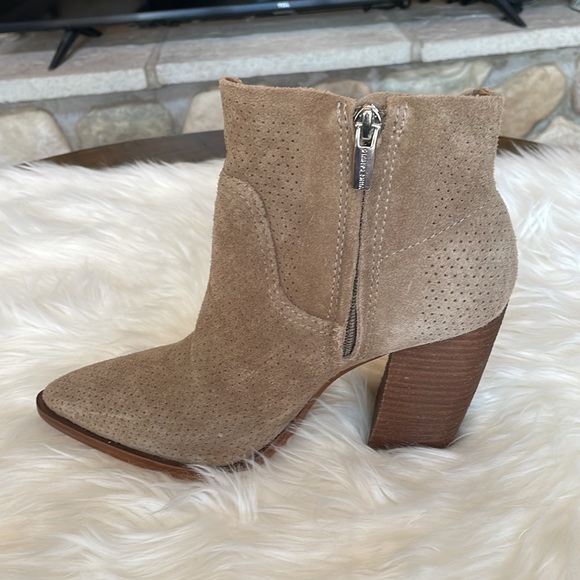 Vince Camuto heeled booties - Picture 3 of 4